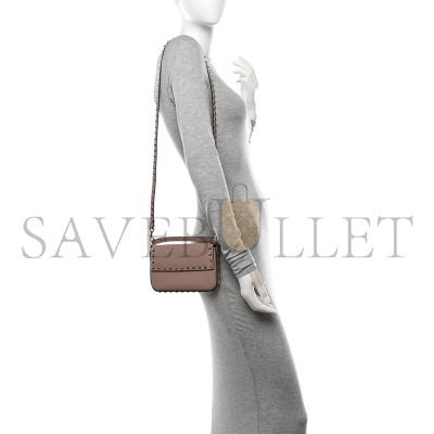 VALENTINO GRAINY CALFSKIN ROCKSTUD CROSSBODY POUCH POUDRE 1W0P0W08VSH-UWT (19*12*3cm) VALENTINO GRAINY CALFSKIN ROCKSTUD CROSSBODY POUCH POUDRE 1W0P0W08VSH-UWT (19*12*3cm)
