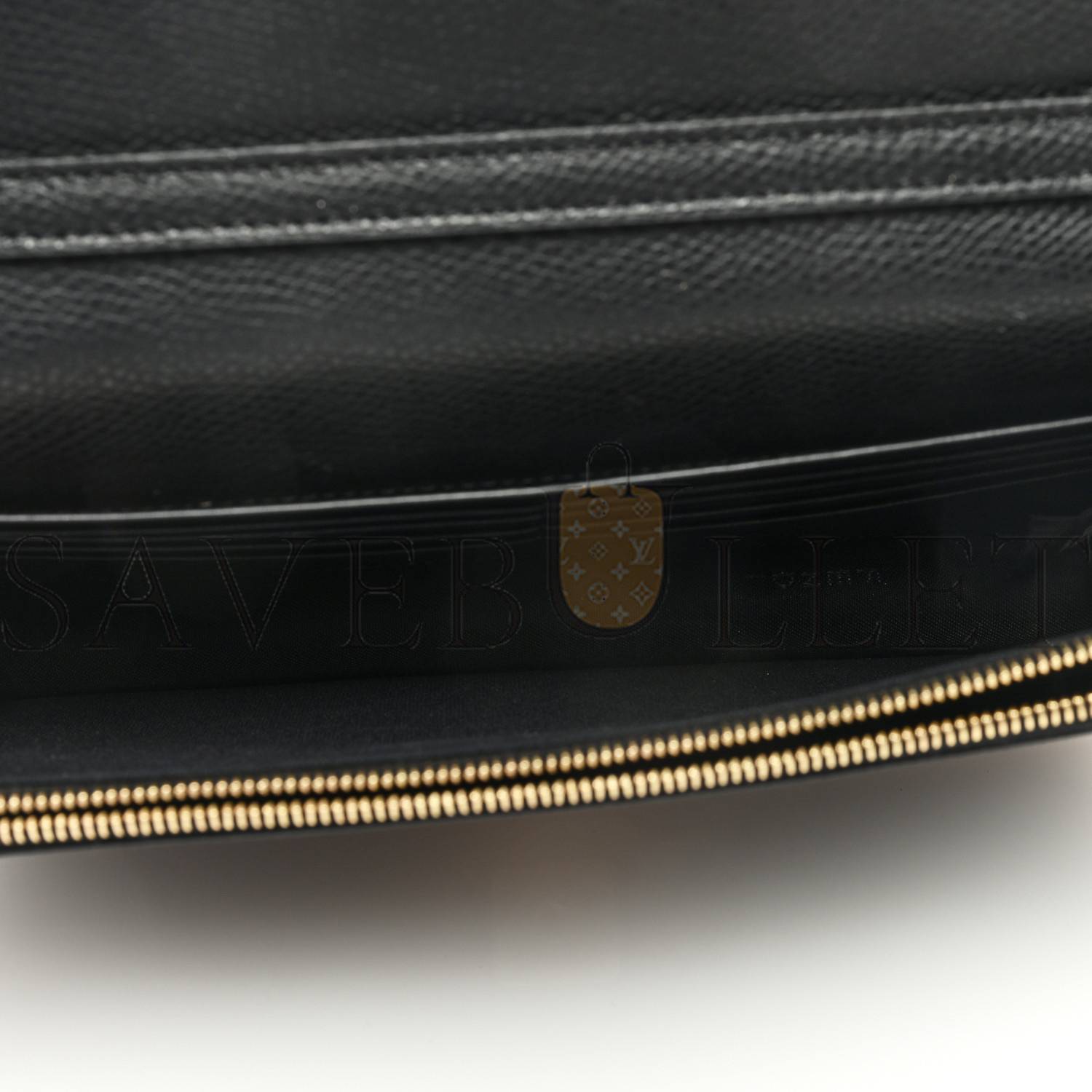 FENDI VITELLO CRUISE F IS FENDI BI-COLOR FF 1974 EMBOSSED MEDIUM ENVELOPE WALLET ON CHAIN BLACK MAYA (20*13*4cm) FENDI VITELLO CRUISE F IS FENDI BI-COLOR FF 1974 EMBOSSED MEDIUM ENVELOPE WALLET ON CHAIN BLACK MAYA (20*13*4cm)