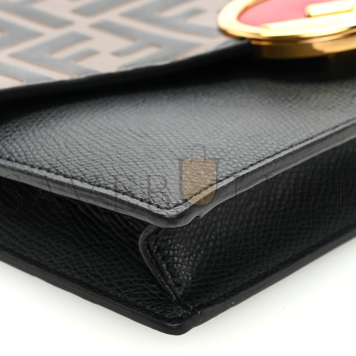 FENDI VITELLO CRUISE F IS FENDI BI-COLOR FF 1974 EMBOSSED MEDIUM ENVELOPE WALLET ON CHAIN BLACK MAYA (20*13*4cm) FENDI VITELLO CRUISE F IS FENDI BI-COLOR FF 1974 EMBOSSED MEDIUM ENVELOPE WALLET ON CHAIN BLACK MAYA (20*13*4cm)