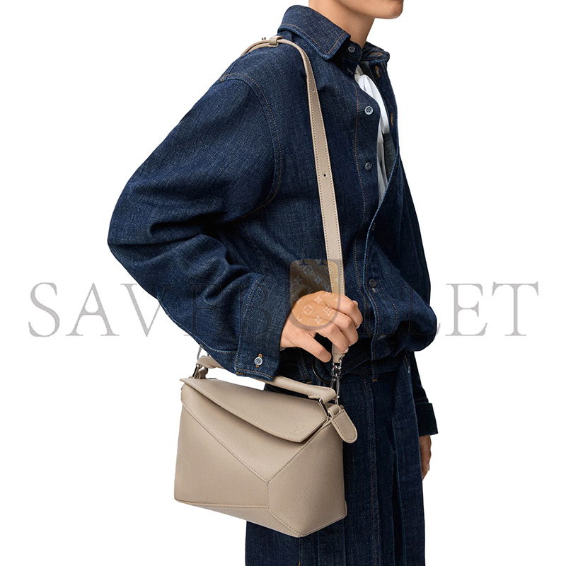 LOEWE SMALL PUZZLE EDGE BAG IN SOFT GRAINED CALFSKIN A510P60XAW (24*16.5*10.5cm) LOEWE SMALL PUZZLE EDGE BAG IN SOFT GRAINED CALFSKIN A510P60XAW (24*16.5*10.5cm)