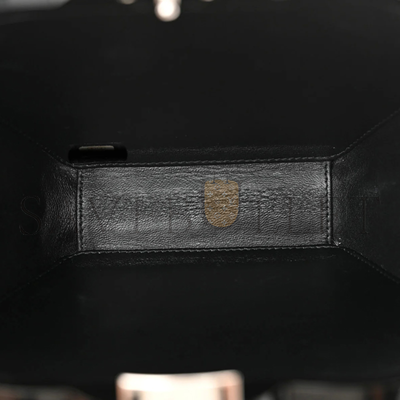 CHANEL CAMELLIA DIAMOND BAG (19*17*7cm)